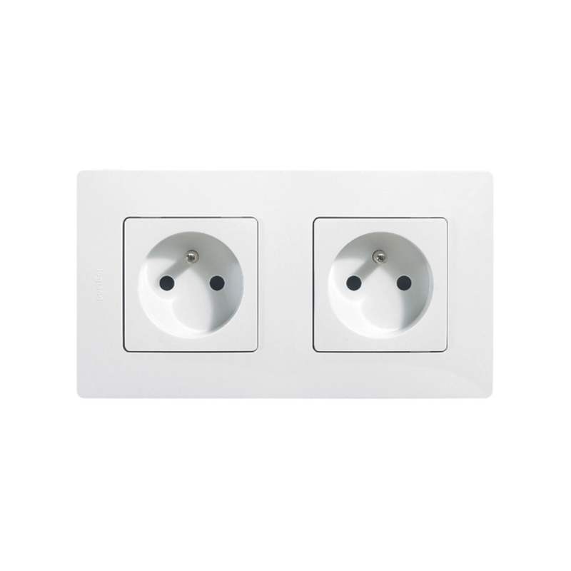Double prise Legrand Niloé 2P+T - Appareillage complet encastré Double prise Legrand Niloé 2P+T - Appareillage complet encastré