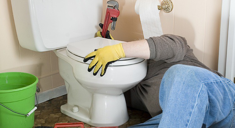 3 manières de réparer des toilettes qui se vident mal